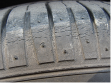 轮胎老化性能暴跌48%！专家警示：超过这个年限必须换