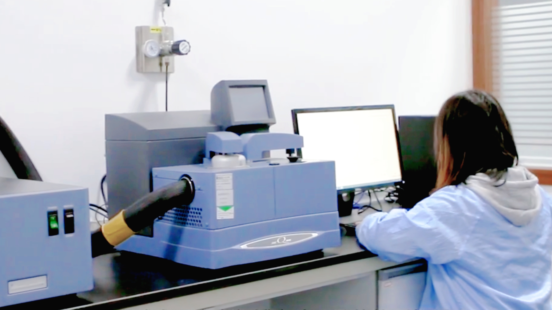 台风中+暴雨下的隐形护盾：顶刮刮镀膜雨刮全解析